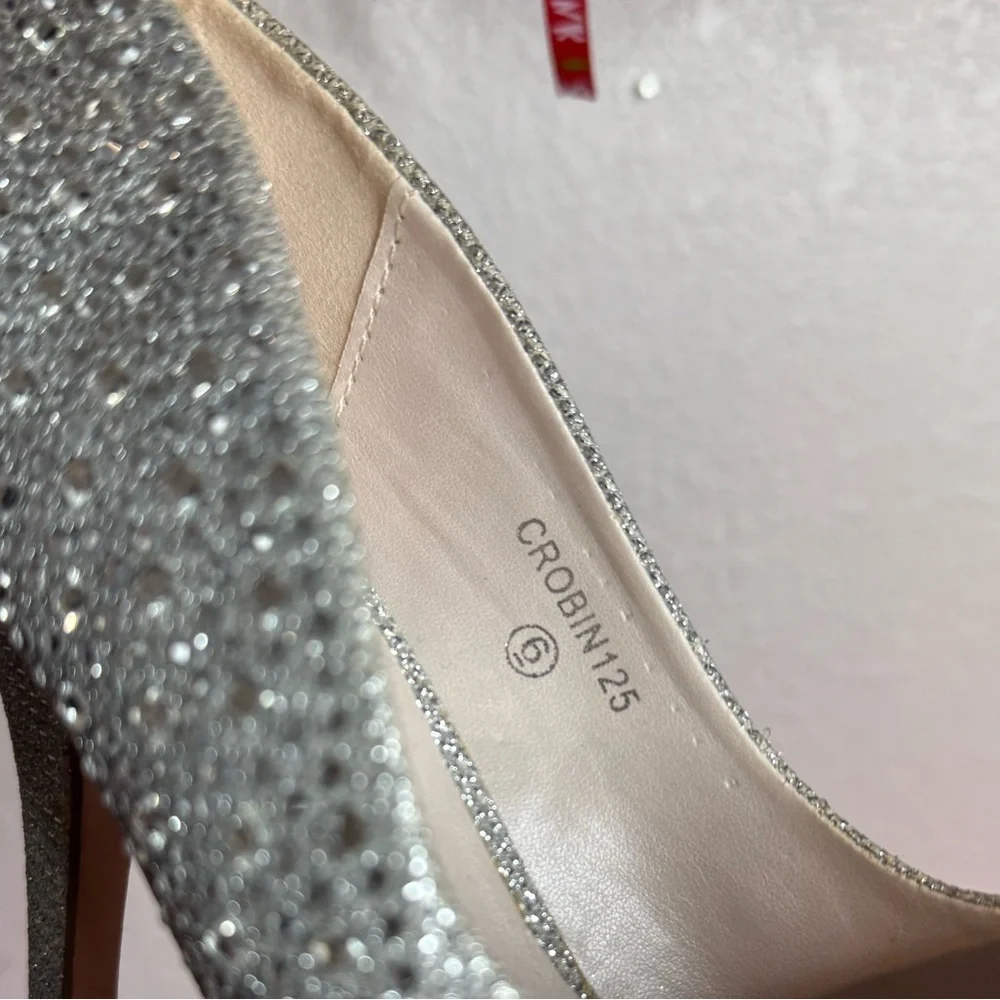 David’s Bridal💎 SPARKLING Cinderella Rhinestone, Crystal Pumps (Women’s Size 6)